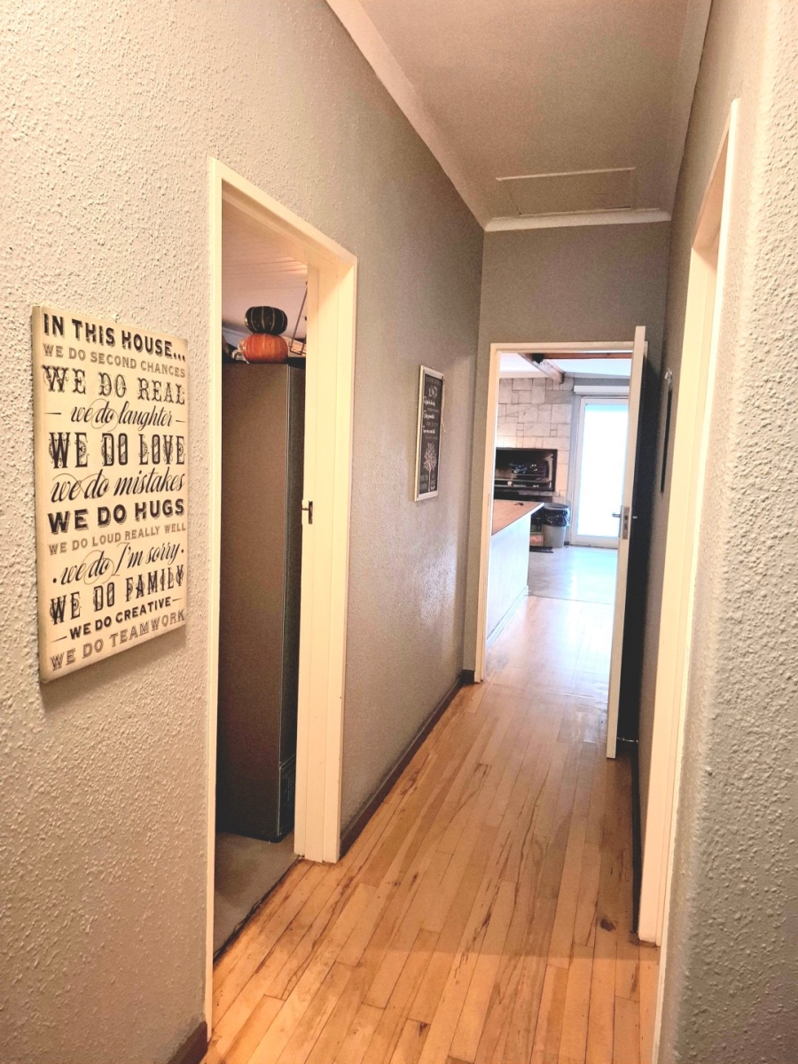 4 Bedroom Property for Sale in Oakdale Western Cape